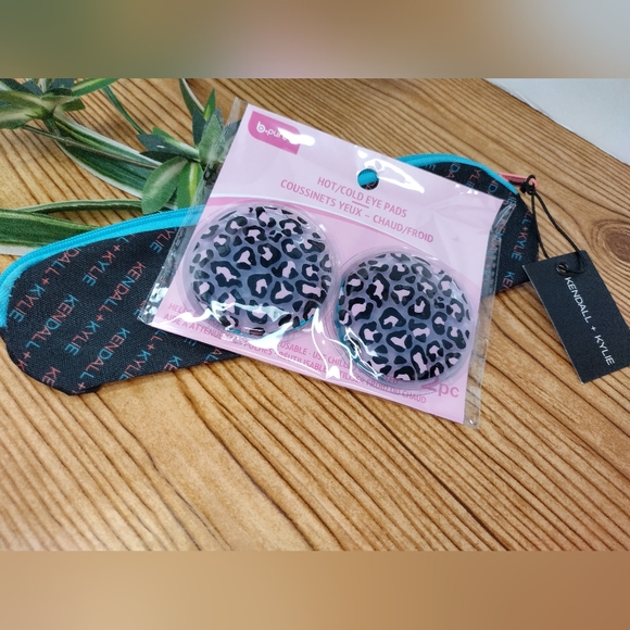 Kendall And Kylie Makeup Brush Case Bonus Cheetah Hot And Cold Eye Pads - Picture 14 of 15